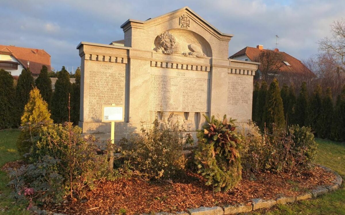 Das Kriegerdenkmal in Geroldshausen mit der Nennung Eduard Wirths Das Kriegerdenkmal in Geroldshausen mit der Nennung Eduard Wirths